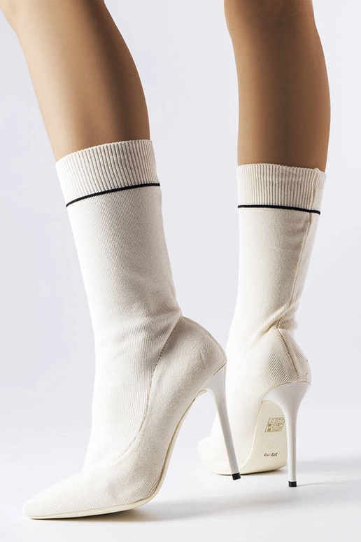 Valged kõrge kontsaga sokisaapad...