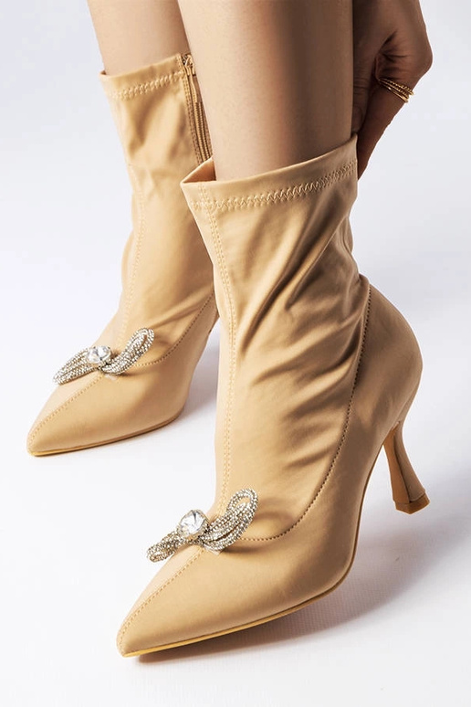 Beežid poolsaapad kaunistatud...