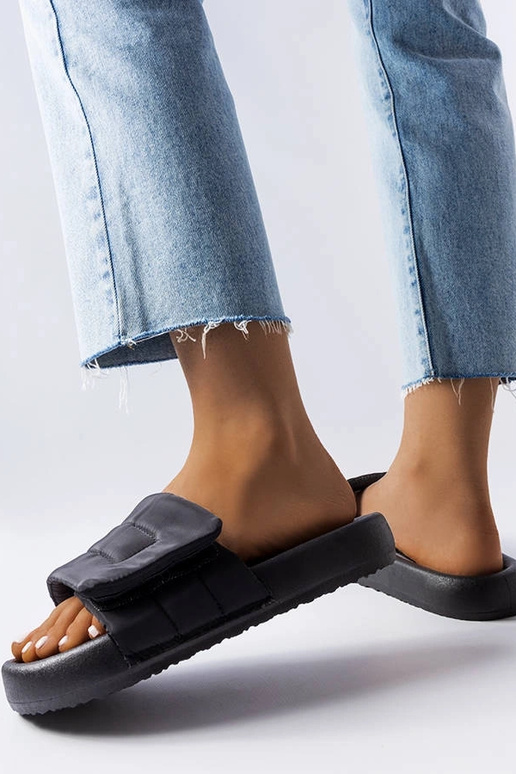 Mustad sussid takjapaelaga, „Aleron"