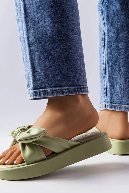 Rohelised platvormi plätud kaarega...