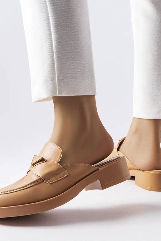 Pruunid Berkshire suletud varbaga...