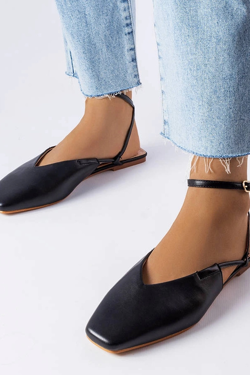 Mustad kinnised sandaalid Jehoova