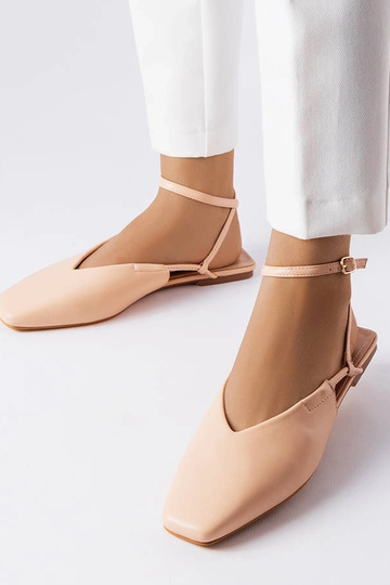 Roosad kinnised sandaalid...