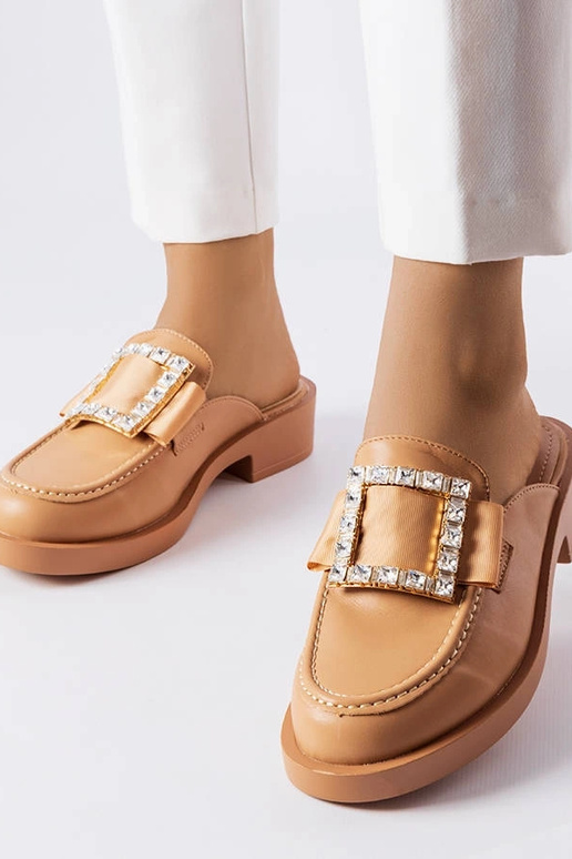 Pruunid plätud kinnise varbaga Columbus