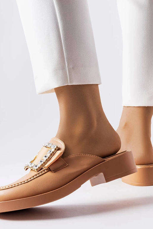 Pruunid plätud kinnise varbaga Columbus