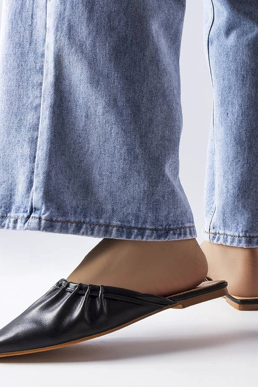 Mustad volangilised varbamuulid Aasiaat