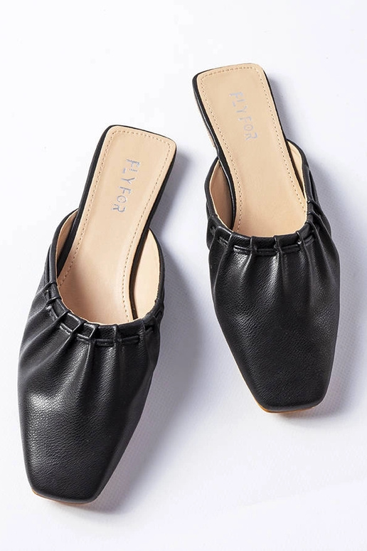 Mustad volangilised varbamuulid Aasiaat