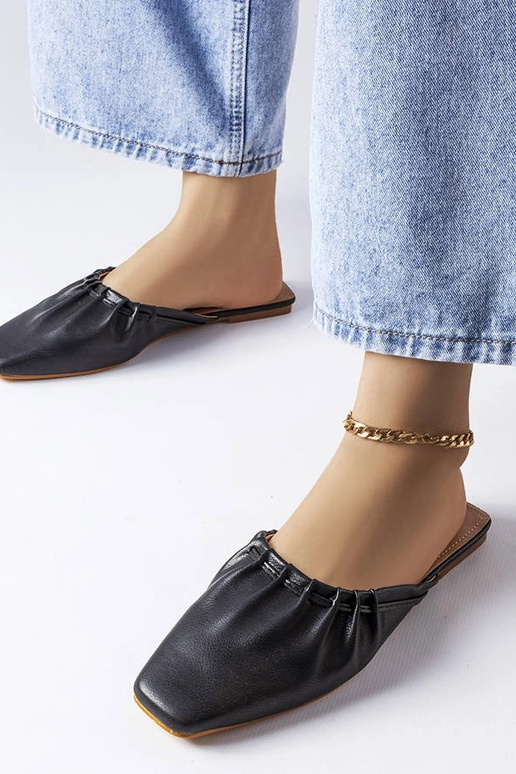 Mustad volangilised varbamuulid Aasiaat