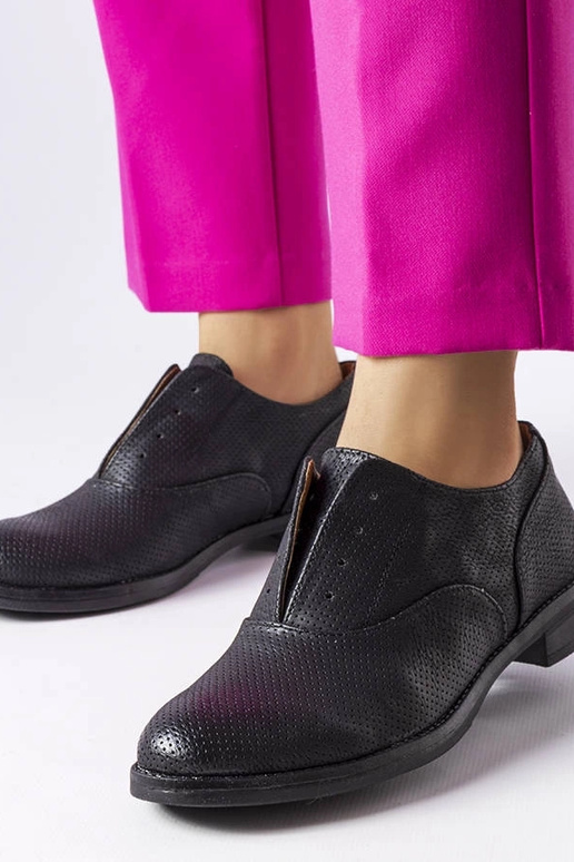 Mustad perforeeritud Kairaouani kingad