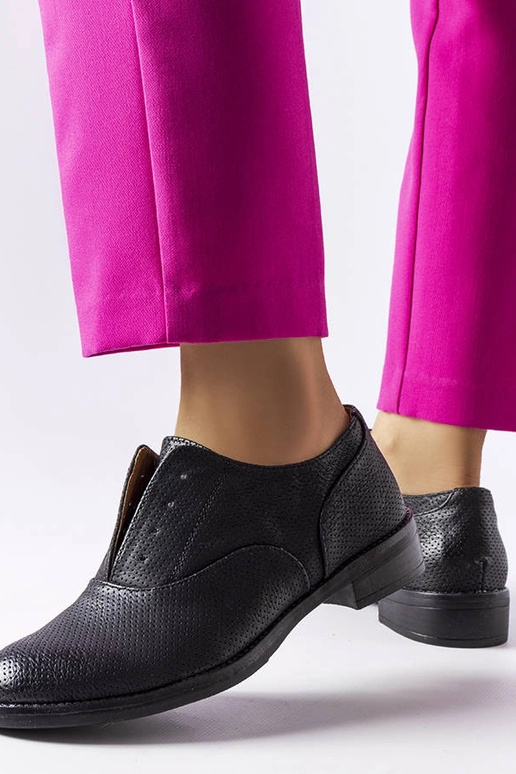 Mustad perforeeritud Kairaouani kingad