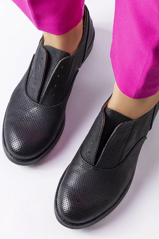 Mustad perforeeritud Kairaouani kingad