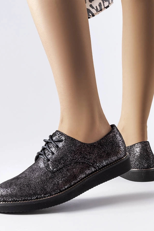 Kalmistu mustad sädelevad brokaatkingad