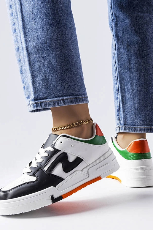 Musta ja valge paksu tallaga kingad...