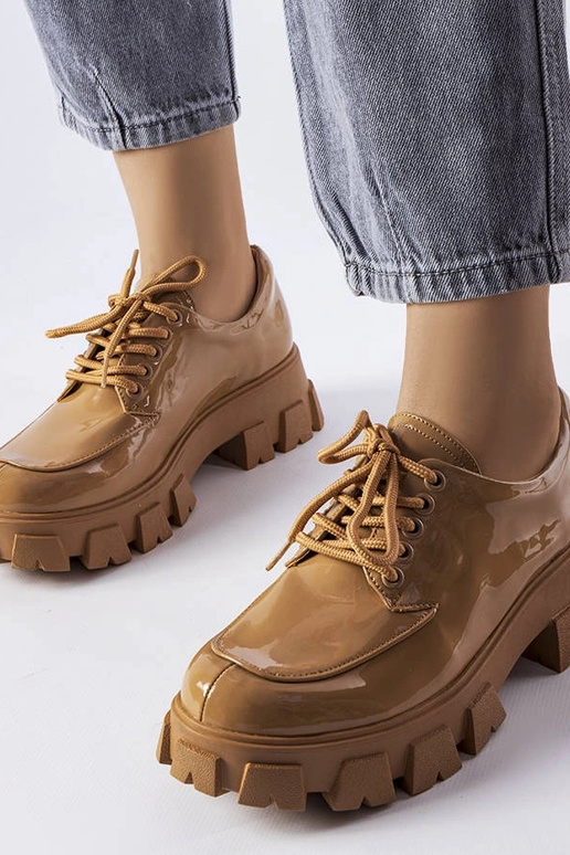 Pruunid lakkpinnaga madalad kingad,...