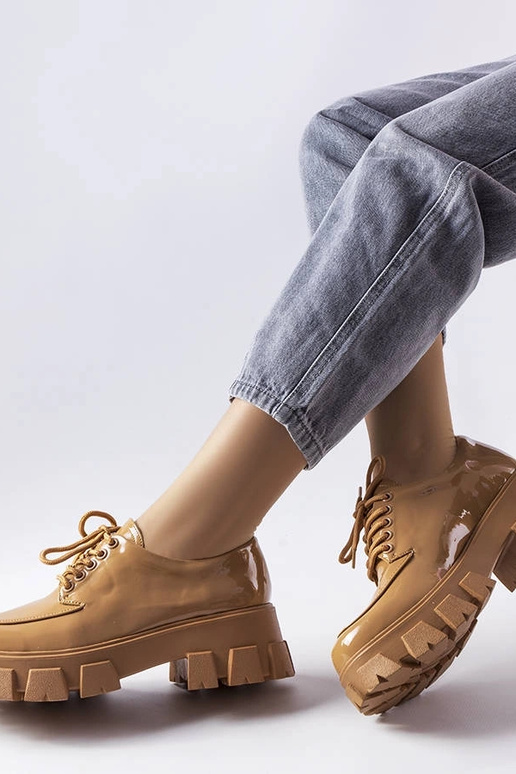 Pruunid lakkpinnaga madalad kingad,...