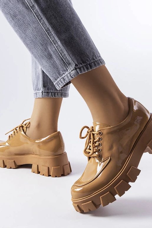 Pruunid lakkpinnaga madalad kingad,...