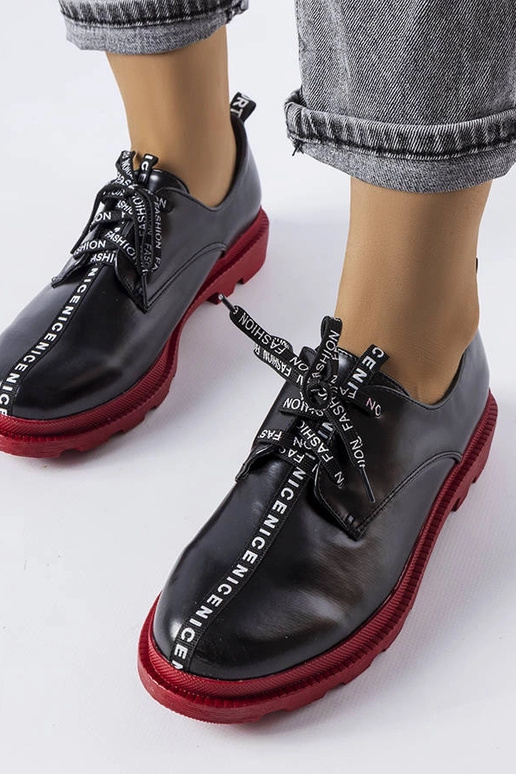 Mustad poolsaapad kontrastse tallaga...