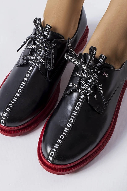 Mustad poolsaapad kontrastse tallaga...