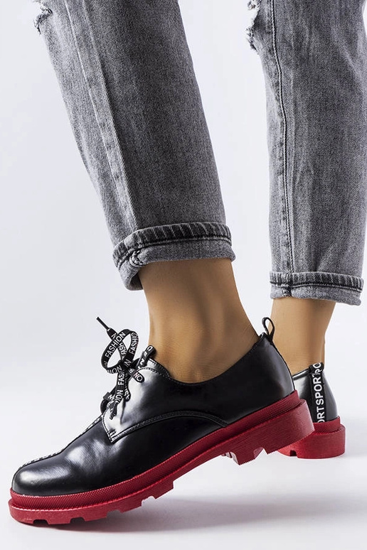 Mustad poolsaapad kontrastse tallaga...