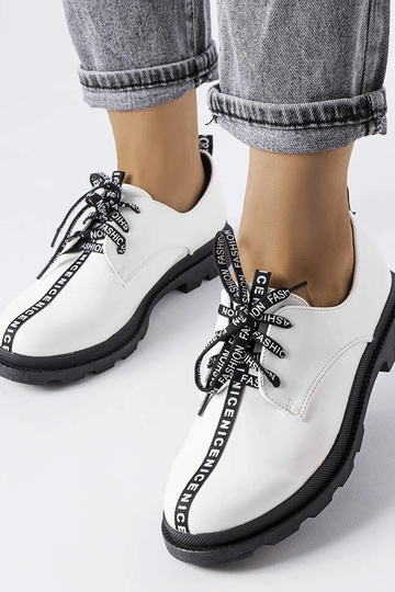 Valged poolsaapad...