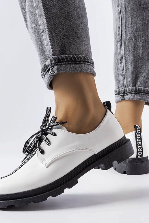 Valged poolsaapad kontrastse tallaga...