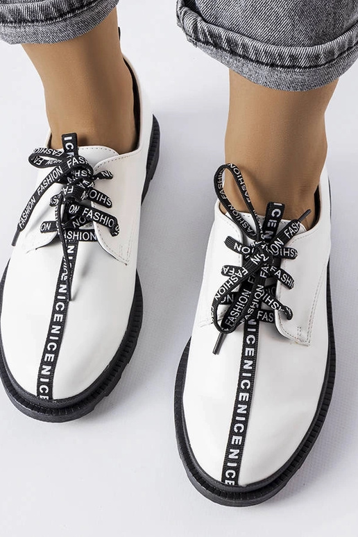 Valged poolsaapad kontrastse tallaga...