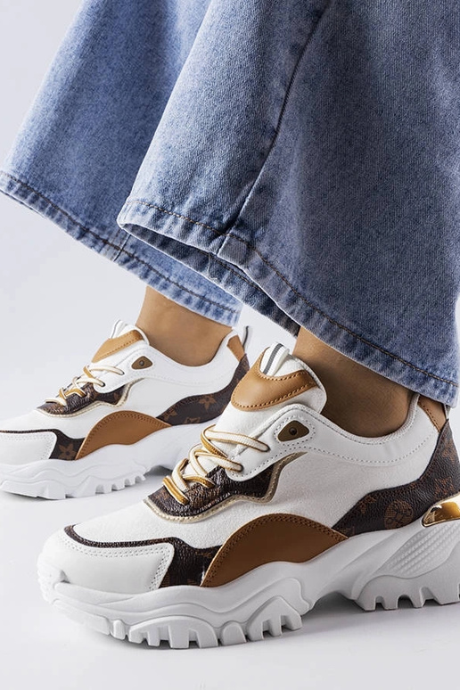 Valged sportlikud kingad ebaühtlase...