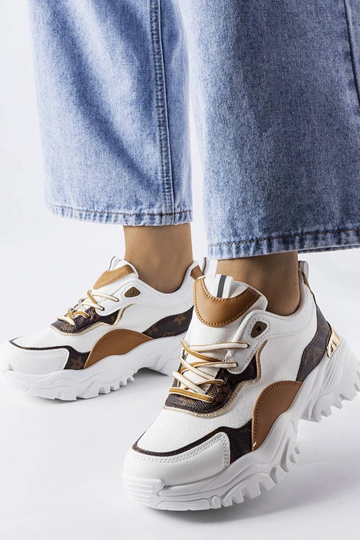 Valged sportlikud kingad ebaühtlase...