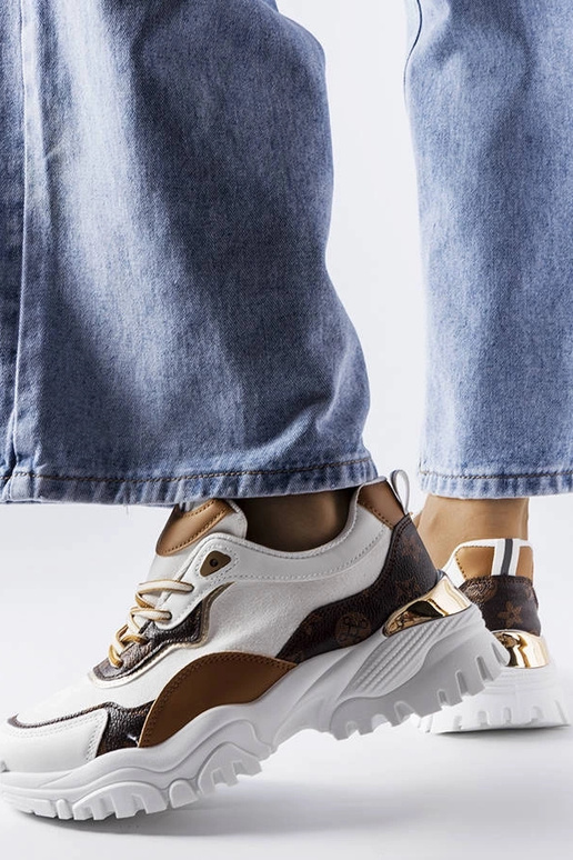 Valged sportlikud kingad ebaühtlase...