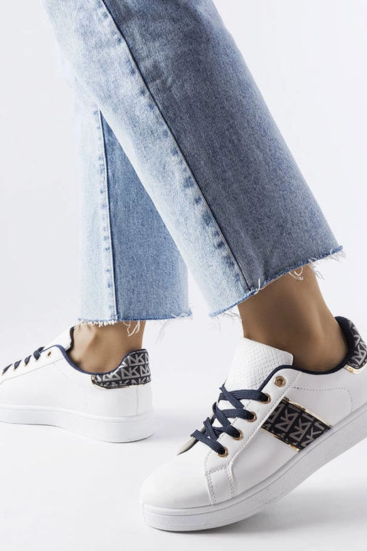 Valged tossud kaunistatud pealse... Valged tossud kaunistatud pealse...