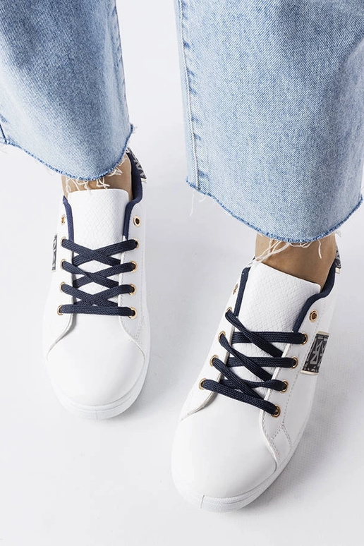 Valged tossud kaunistatud pealse... Valged tossud kaunistatud pealse...