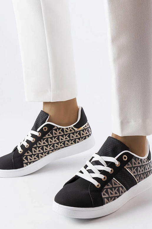 Mustad tossud, mis on kaunistatud... Mustad tossud, mis on kaunistatud...