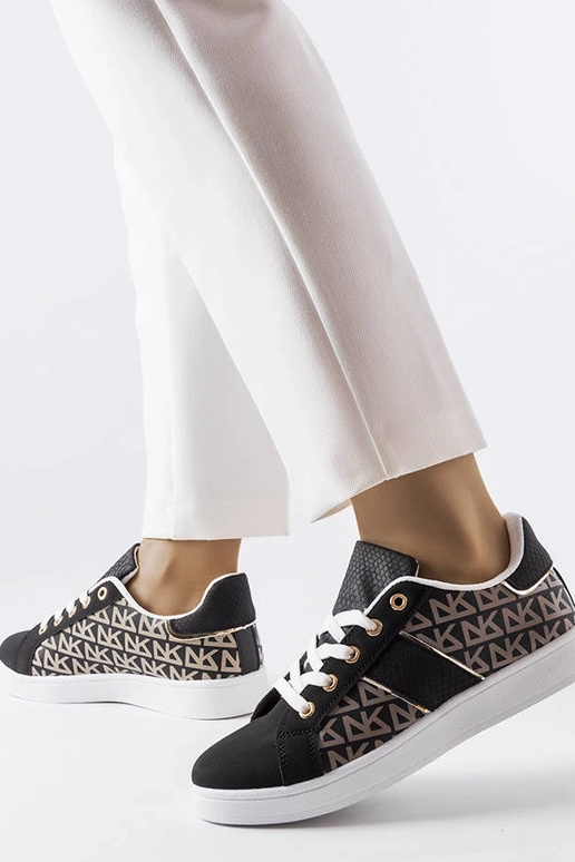 Mustad tossud, mis on kaunistatud... Mustad tossud, mis on kaunistatud...