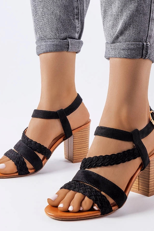 Octave musta punutud rihmaga sandaalid