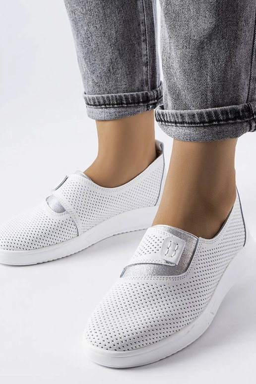 Ethelsi valged perforeeritud nahast...