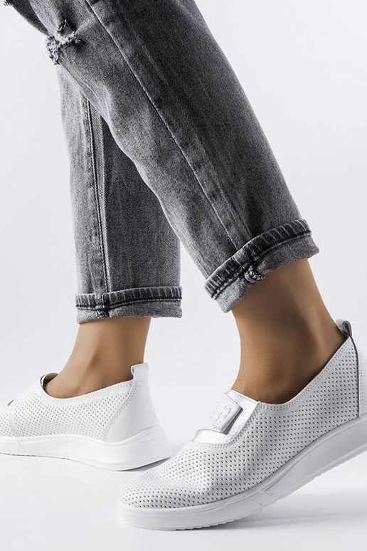 Ethelsi valged perforeeritud nahast...