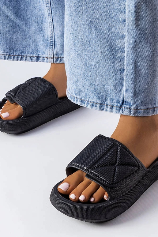 Mustad naiste plätud, paksu talla ja...