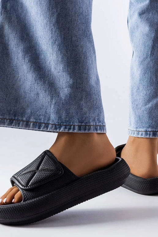 Mustad naiste plätud, paksu talla ja...