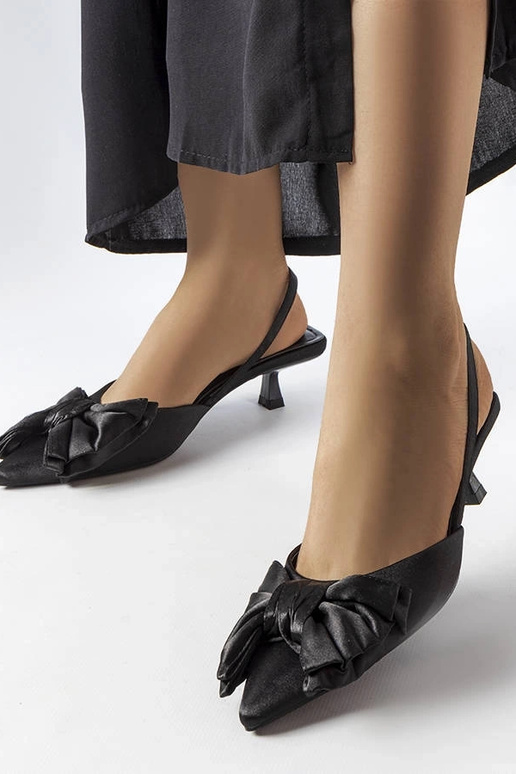 Mustad kõrged kontsad lipsuga,...