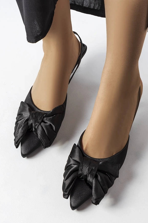 Mustad kõrged kontsad lipsuga,...