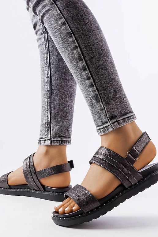 Mustad läikivad Felicienne sandaalid