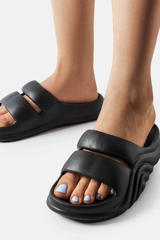 Mustast kummist Geneve plätud