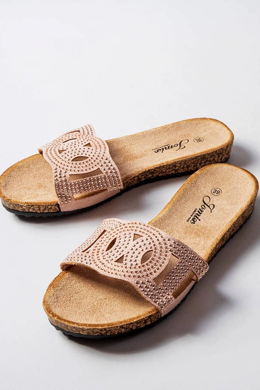 Roosad plätud, mis on kaunistatud...