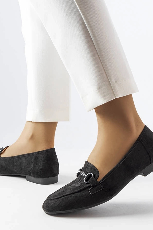 Mustast seemisnahast naiste jalatsid...