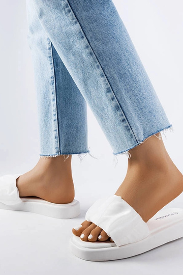 White Boulevard volangidega... 2