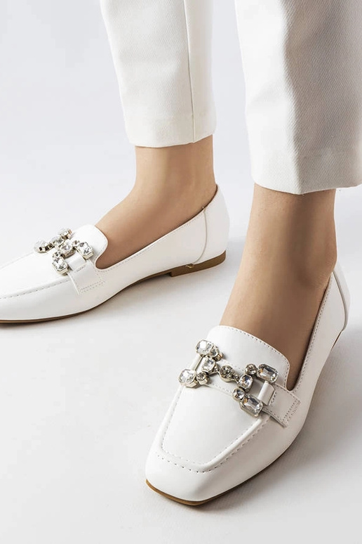 Valged mokassiinid tsirkoonidega...