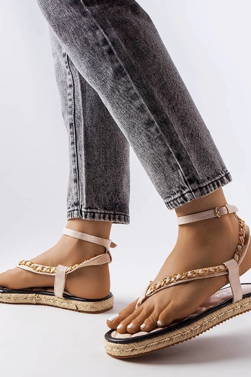 Beežid sandaalid kaunistatud ketiga...