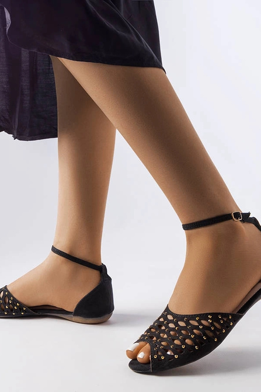 Mustad ažuursed sandaalid...