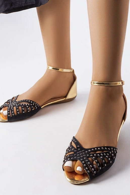 Mustad ažuursed sandaalid...