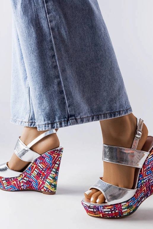 Kaunistatud kiiludega hõbedased...